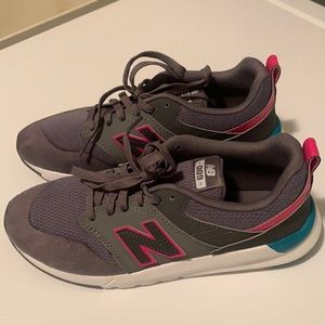 Brand new New Balance sneakers size 7. Never worn only tried on.